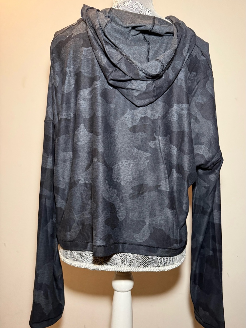 NWT Women’s Yogalicious Lux Black Camo Cropped Hooded Long Sleeve Shirt Size XL - Picture 3 of 7